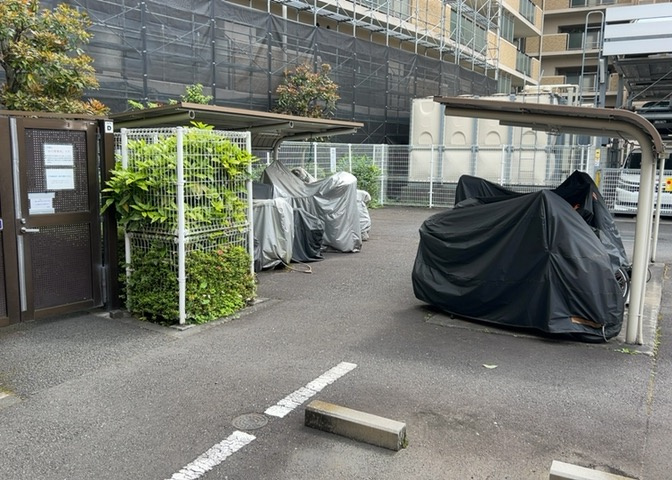 マンションの駐輪場は、事前に空きがあるか確認を取ると安心です。せっかく入居したのに駐輪スペースがない！なんてことになったら大変ですよね。そこで、内見時や購入前にはまず事前に確認しておくと良いでしょう。