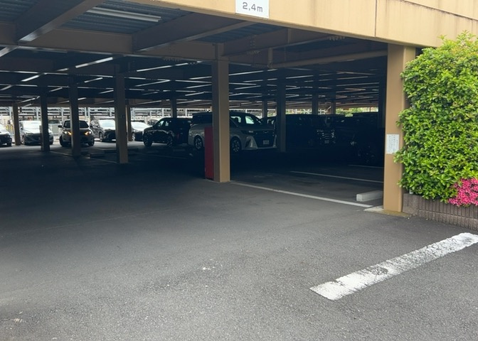 駐車場と明記されていても、最小スペースでつくられた駐車場だと大型車は駐車できなかったり、出入りしにくくなったりする可能性があります。お車のサイズと購入したい物件の駐車場のサイズを現地で確認しましょう。