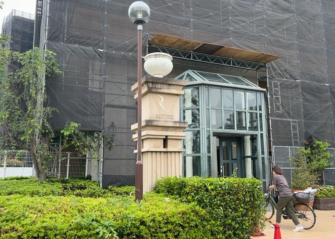 中庭（パティオ）とは、一つの建築物の内部に設けられた、壁などで囲われている庭のことを指します。コの字型、ロの字型が主流ですが、L字型の中庭もあります。最近では、インテリア性の高さからも人気があります。
