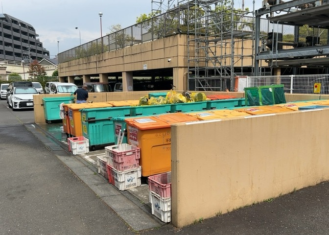 共有部分は、住民なら誰もが使える設備のこと。例えば駐車場やエレベーター、インターネット設備、セキュリティ設備などがあります。他にも、マンションの廊下・外部階段やエントランス・ゴミ置き場などがあります。