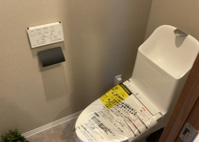 トイレは大きさや形、機能、抗菌性などが異なる多種多彩なタイプが各メーカーから出ています。それぞれに良さがあるため、事前にどういったタイプのトイレがいいのかをご家庭内で決めて、内見に行くといいでしょう。