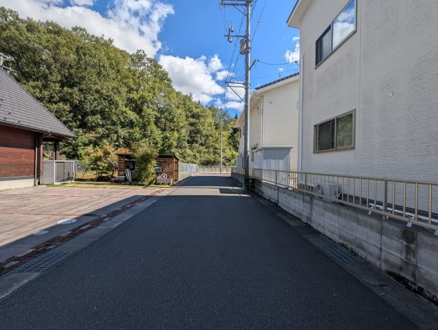 車の出し入れやすれ違いもスムーズに行える幅員にゆとりのある前面道路。運転が苦手な方でも安心です。