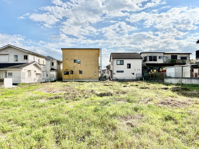 全7区画で展開する開発分譲地。現在造成工事が進行中です。区画によってはカースペース2台分を確保できるプランもございます。