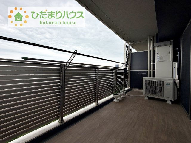 6階ならではの開放感。心地よい風を感じる寛ぎのバルコニー。