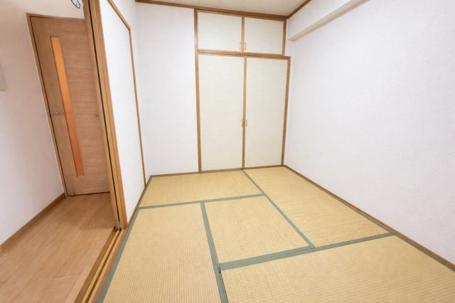 リビングに隣接した落ち着きのある和室。畳のやわらかな質感が心地よくくつろぎの空間として最適。押入れ収納付きで寝具や季節物も整理可能。客間やお子様の遊び場としても活用でき暮らしにゆとりを与えてくれます。