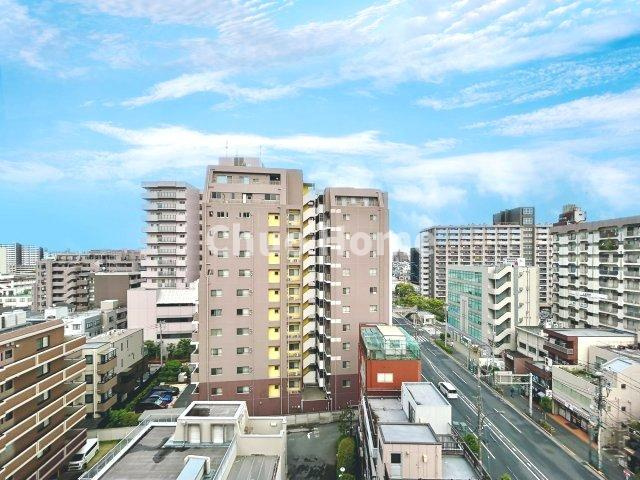 手を伸ばせば、ふれることが出来そうな環境が、そのままインテリアになったような印象です。その豊かな眺望にふさわしい空間には、通風・採光にも優れ、心地よい光と風があふれています