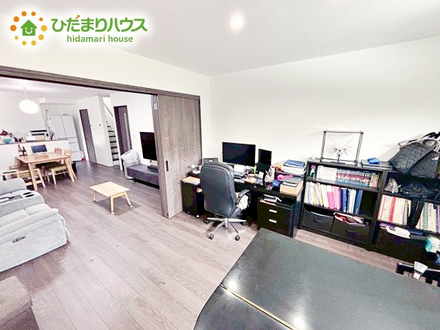 明るい日差しが降り注ぐお部屋に、居心地の良さを感じさせるコーディネート。家具やカーテンでお気に入りのお部屋に♪