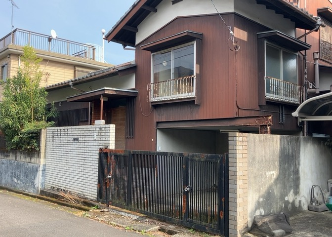 土地の形が極端に長細かったり、狭小地、あるいは道路との高低差がある傾斜地だった場合、後々売ろうとしても買い手がつかない場合もあります。後々、売却することになった時に価値の下がらない土地を選びましょう。