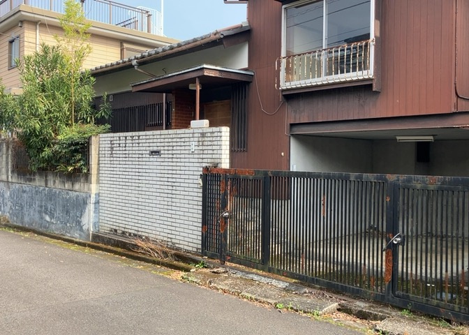 土地の面積＝住宅面積ではありません。建ぺい率の問題などで、土地のある場所によって住宅を建てられる面積は限られています。高さもしかり、「土地」という言葉の中には、建築条件も含まれると考えておきましょう。