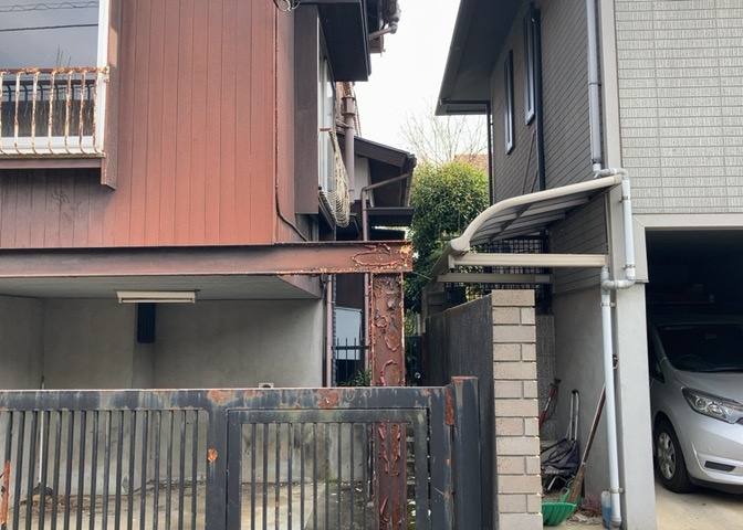 家を建てる場合、方位は要チェックです。現実的に日当たりのよい家ならばリビングは南側、建築基準法でも北側に当たる家への配慮は求められています。土地を見学に行く際は、方位磁針を持って行くようにしましょう。