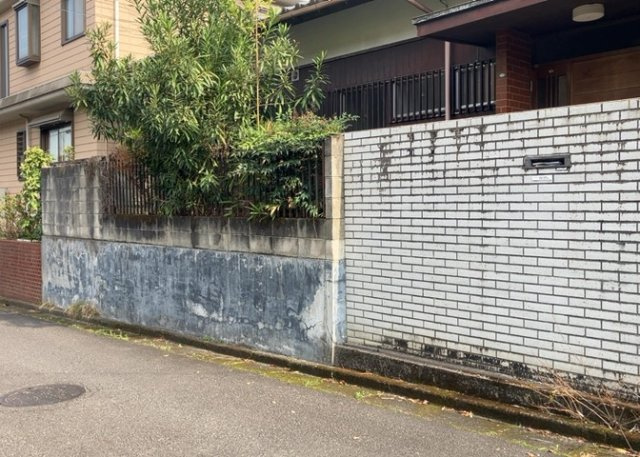 土地の前の道路に消火栓が設置されていることがあります。この場合、道路交通法第45条第1項により、駐車禁止の場所が指定されています。そのため、車庫などの駐車スペースをつくることができない場合があります。