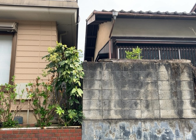 現地に行くなら、物件の周囲の地形がどうなっているかを見ることも大切です。周辺より低くなっている土地では、大雨などで水が集まりやすいため、地盤が弱くなっているということも考えられるため、注意が必要です。