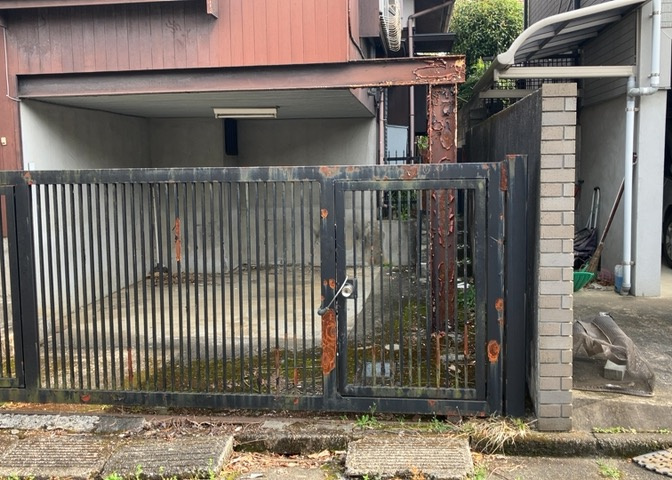 土地購入を検討されている場合、境界杭がない状態で購入してしまうと境界確定測量をする必要があり、費用がかかります。購入の前に、売主、隣土地所有者立ち合いのもと境界を確定し境界杭を設置するのがベストです。