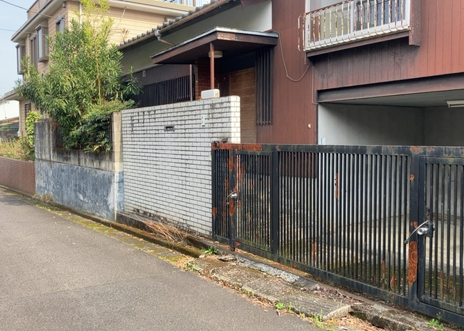 家を建てる前提で土地を探している場合、地盤の丈夫さは譲れない条件の一つです。地盤が脆弱だと追加工事が必要となります。また、過去に地盤沈下や液状化現象を起こした土地は、できるだけ避けた方がいいでしょう。