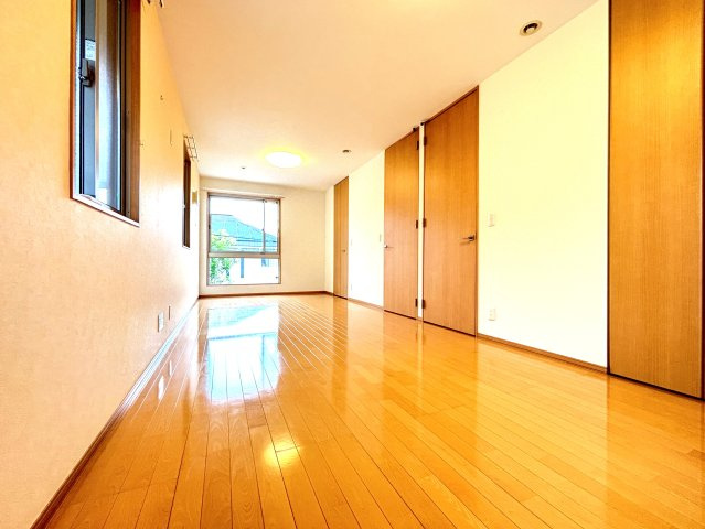 2階6帖+6帖の洋室です。