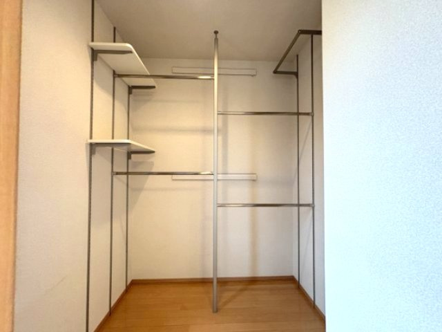 左右に計2つのクローゼットがあり、収納力があります。