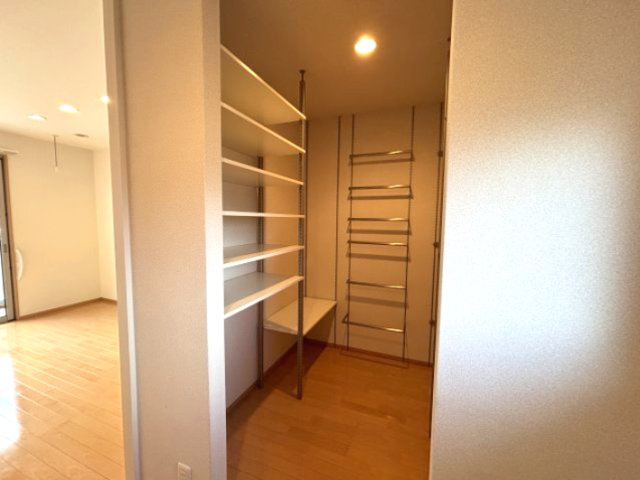 8帖の洋室には大きなウォークインクローゼットがあります。