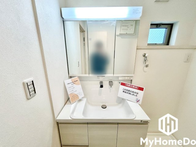 使いやすさが考えられた3面鏡です。