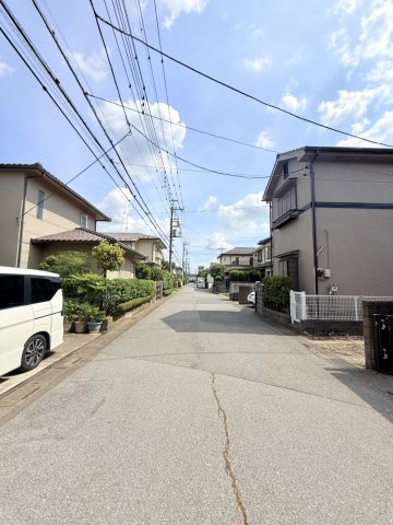 全居室に収納がある4LDK・小屋裏収納付き、住空間すっきり！ワンフロアに水回りが集中した家事ラク動線！全室南東向きです！前面道路6ｍで車庫入れスムーズ！