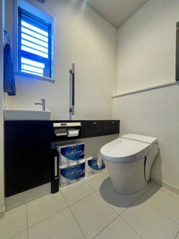 落ち着いた色調のトイレです