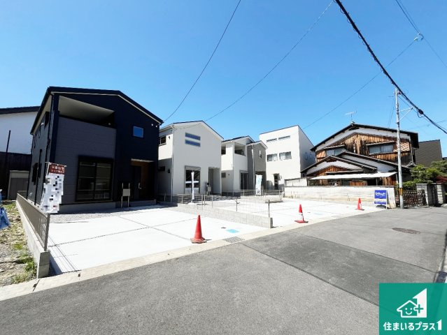周辺は閑静な住宅街！前面道路広々で車の出し入れも便利です。駐車が苦手な方でも安心して車庫入れできます！