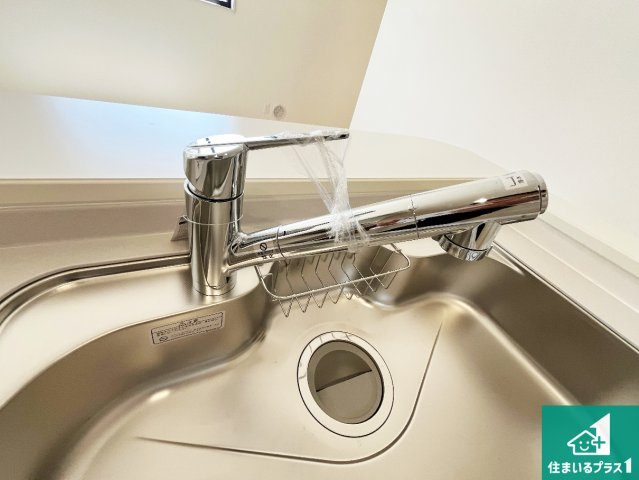 浄水器を内蔵！炊飯時、お茶を作る時に安心してお水を使えます！お湯と冷水、浄水と原水、シャワーの切替えもワンタッチです！