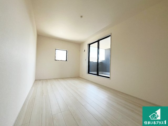 寝室は心地よい眠りについてもらいたくて、シンプルかつ開放的な空間な設計にしています！大きな窓から差し込む日が心地いいです♪