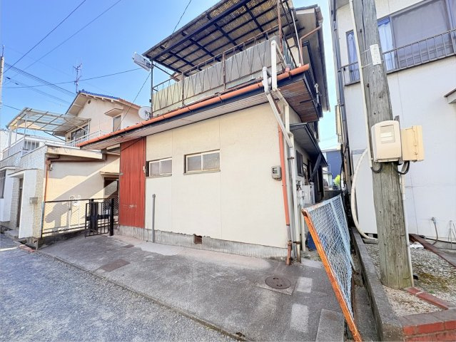 建物前には駐車スペースを確保。荷物の積み下ろしや乗り降りもしやすく、日々のカーライフを快適にサポートします。戸建ならではの使い勝手の良さが魅力で、近隣道路への出入りもスムーズです。　
