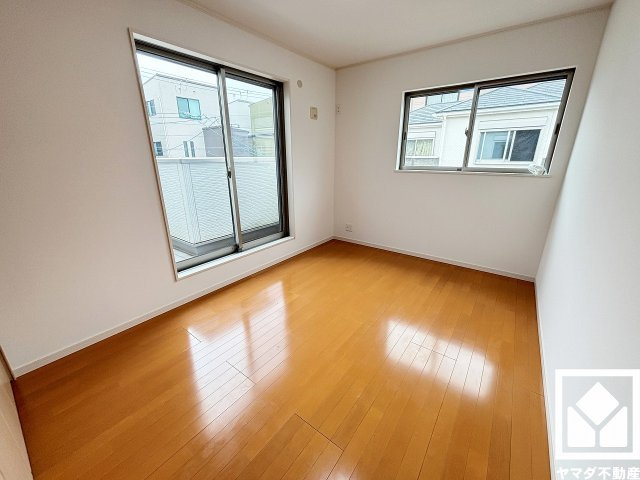 約6.5帖の2階洋室です。2階は全居室バルコニーに面したお部屋となっております。風通しが良く、明るい陽光がたっぷり差し込む心地よい生活空間です。