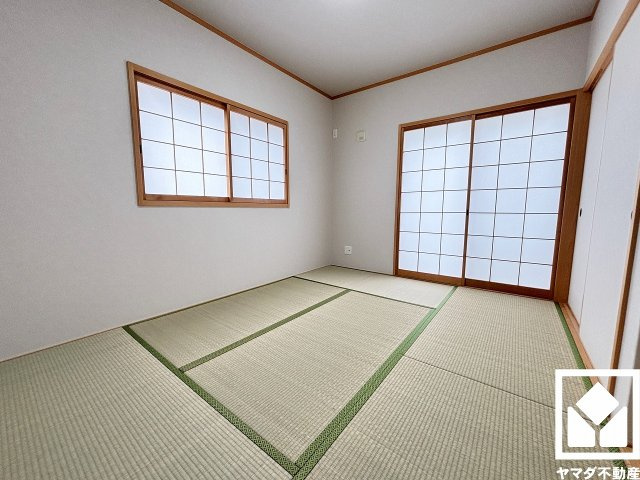 約6.5帖の1階和室です。陽光がたっぷり差し込む洗練された和の空間。温かみのある畳のスッキリとしたデザインが、暮らしを心地よく彩ります。