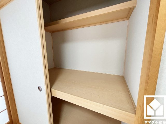 和室には押入れが2か所あり、整理整頓しやすい設計です。お客様用の座布団や寝具、季節の衣類などもすっきり片付きます。