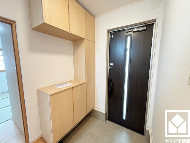 玄関にはシューズボックスを設置。家族の靴もしっかり収納できるので、玄関がいつも片付き、気持ちよくお客様を迎えられます。