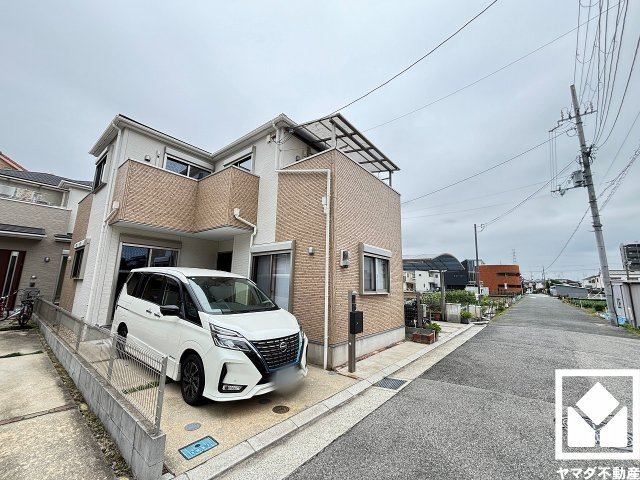 駐車スペースを1台分確保。玄関のそばで荷物の上げ下ろしができるので便利です。重い荷物や雨の日の移動もスムーズで、快適なカーライフを実現。