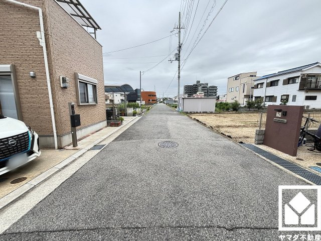 前面道路幅員約6.0mとゆったりとした広さがあるのでファミリーカー等の車の出入りもしやすい立地です。