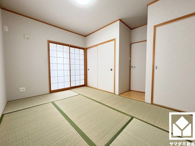 約6.5帖の1階和室です。子どもの遊び場、お昼寝スペース、家族のくつろぎ空間にも。和室があると、暮らしの幅がぐんと広がる。