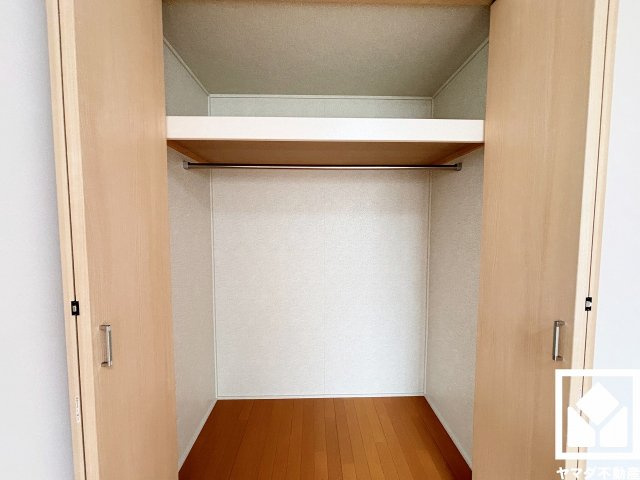 新たに家具を買わなくても良いので、ハンガーパイプ付きのクローゼットは嬉しいですね。