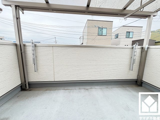 南側バルコニーは屋根付きなので、急な雨の日も洗濯物が濡れにくく便利です。