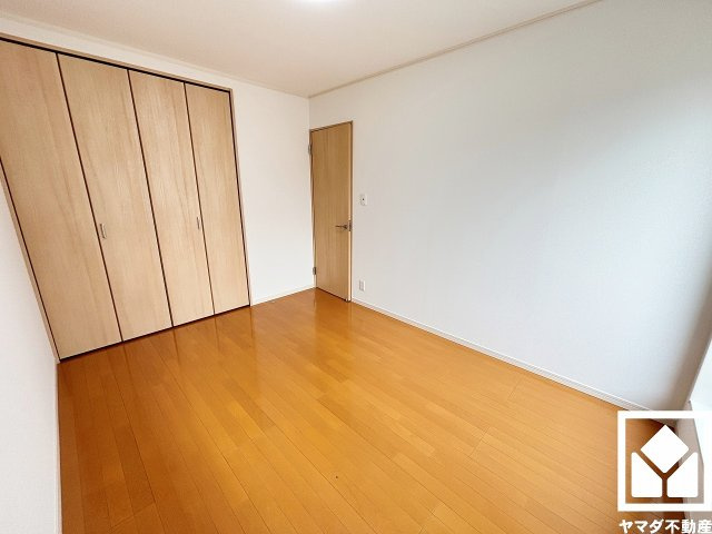 約6帖の2階北側洋室です。お子様のお部屋などにも丁度良い広さ。独立したお部屋なのでプライベートな時間をゆったり過ごせそうです。