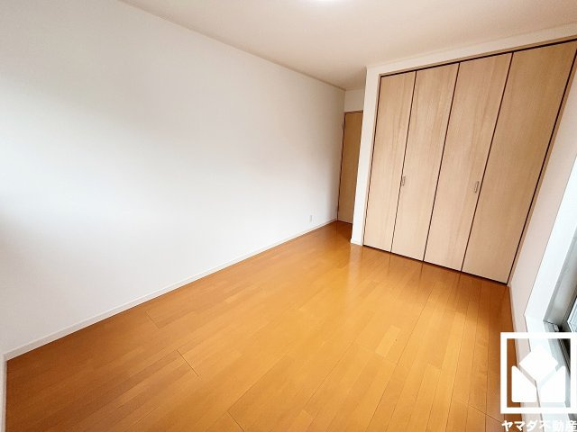 約6.5帖の2階洋室です。全居室6帖以上のゆとりある居住空間?で、広々お使いいただけます。全居室に収納もございますので、お部屋の広さを最大限に活用できます。