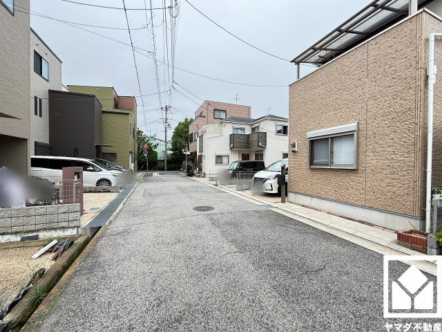 「デイリーヤマザキ稲葉荘1丁目店」まで徒歩5分、「グルメシティ西大島店」まで徒歩7分、「ローソン尼崎大島三丁目店」まで徒歩8分など、お買い物施設が徒歩圏内に複数あり便利な住環境です。