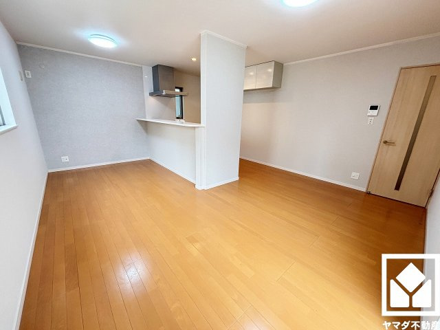 広々15帖のLDKが魅力。家族全員がリラックスできる、ゆったりとした快適リビングで温かい団らんの時間を。