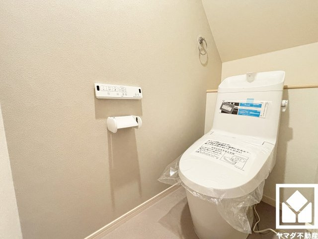 明るく清潔感溢れるトイレです。1階・2階の2か所に設置されているので、朝の忙しい時間帯も混雑を避けやすい間取りです。