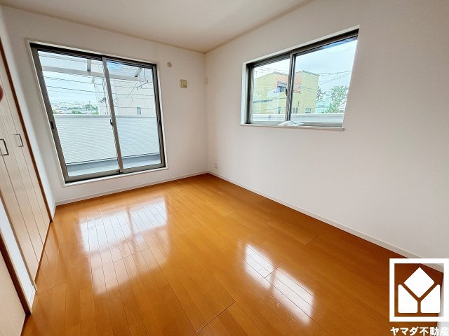 約6帖の2階南側洋室です。全居室2面採光。明るい陽光がたっぷり差し込む心地よい生活空間です。