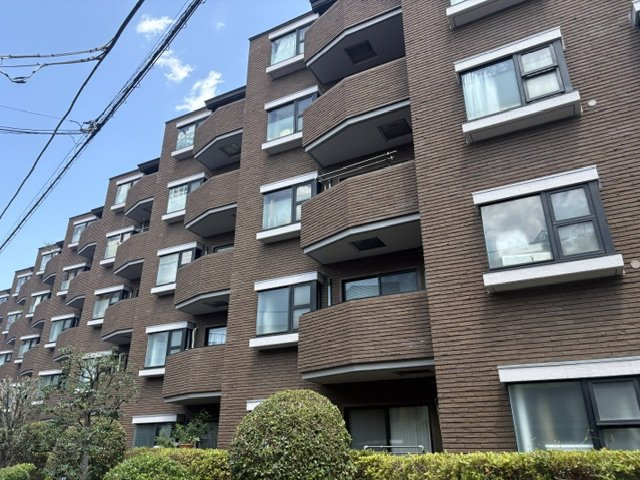 低層で品のあるオーラを放つ1994年築、6階建てマンションです