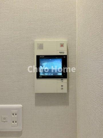 【モニターホン】誰が来たかすぐにわかるカラーモニター付きインターホン。通話ボタンを押すまでは室内の音は漏れていませんので相手を確かめてから応対できます。