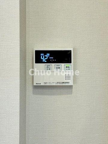 【給湯リモコン】外での一日を忘れさせてくれるオートバス機能でお好みの湯量・温度に調整された浴槽。