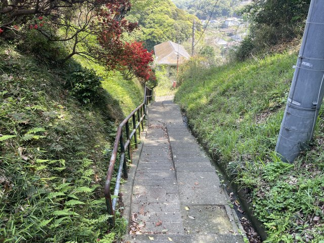 物件まで階段約105段ございます。