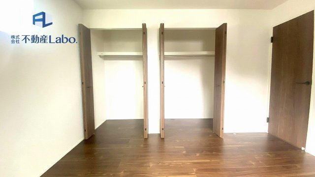 ●収納●　ハンガータイプ付きの収納を2ヶ所設置。　衣類から日用品までたっぷり収納可能です♪