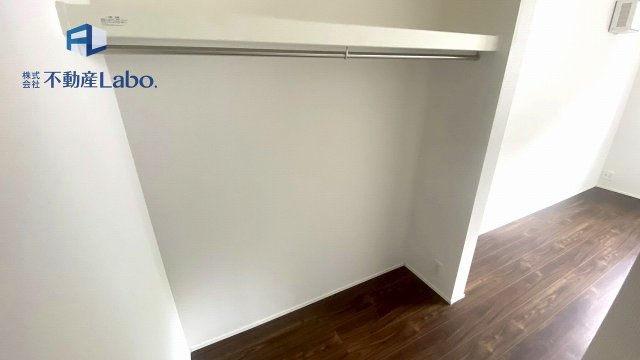 ●クローゼット●　ハンガーラック付きの大容量収納スペースは、各居室に採用されております♪実際に見ていただくと奥行きが深く大変好評です♪