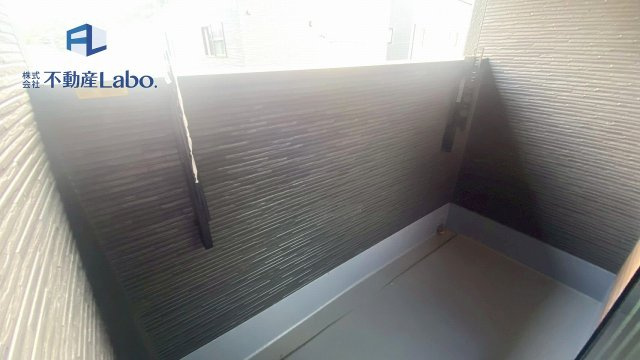 ●バルコニー●　可動式の物干し金物が付いており、使用しない際は収納できます♪お洗濯には十分なスペース♪